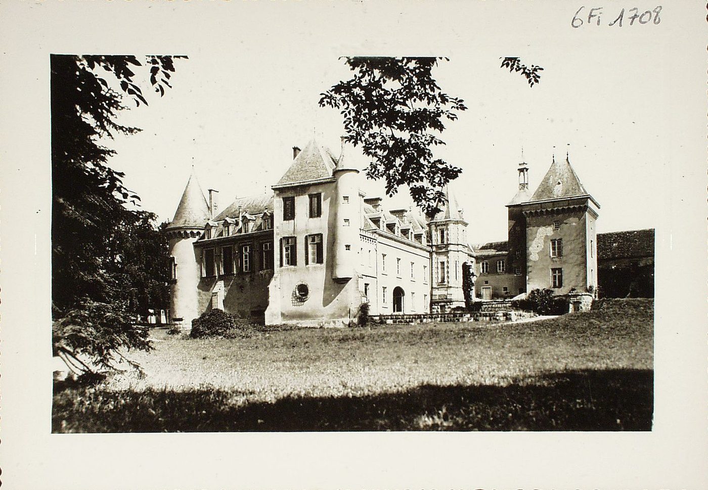 Dracy-lès-Couches. Une des vue du château.
