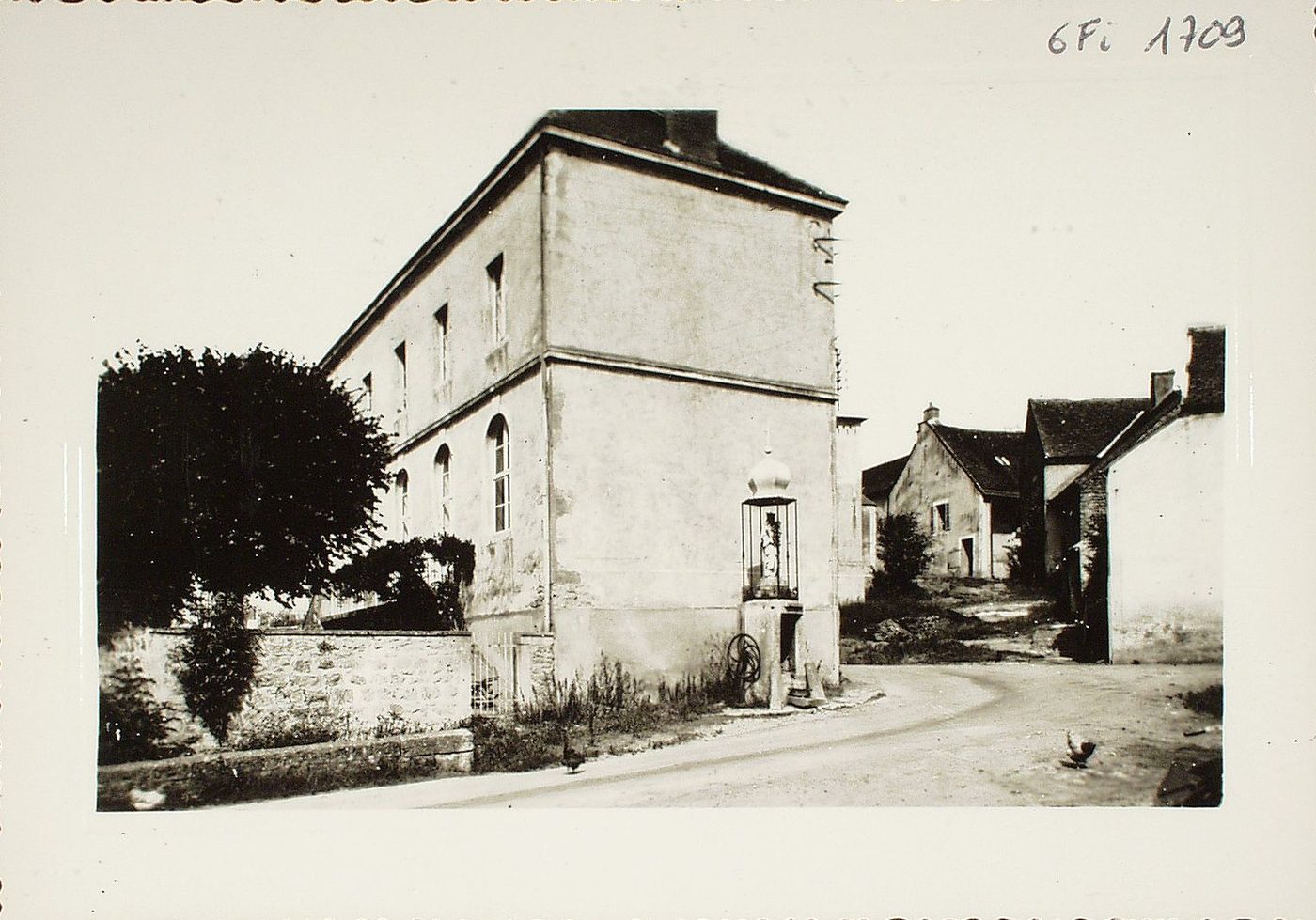 Dracy-lès-Couches. La mairie école et la fontaine de Notre Dame de Dracy.