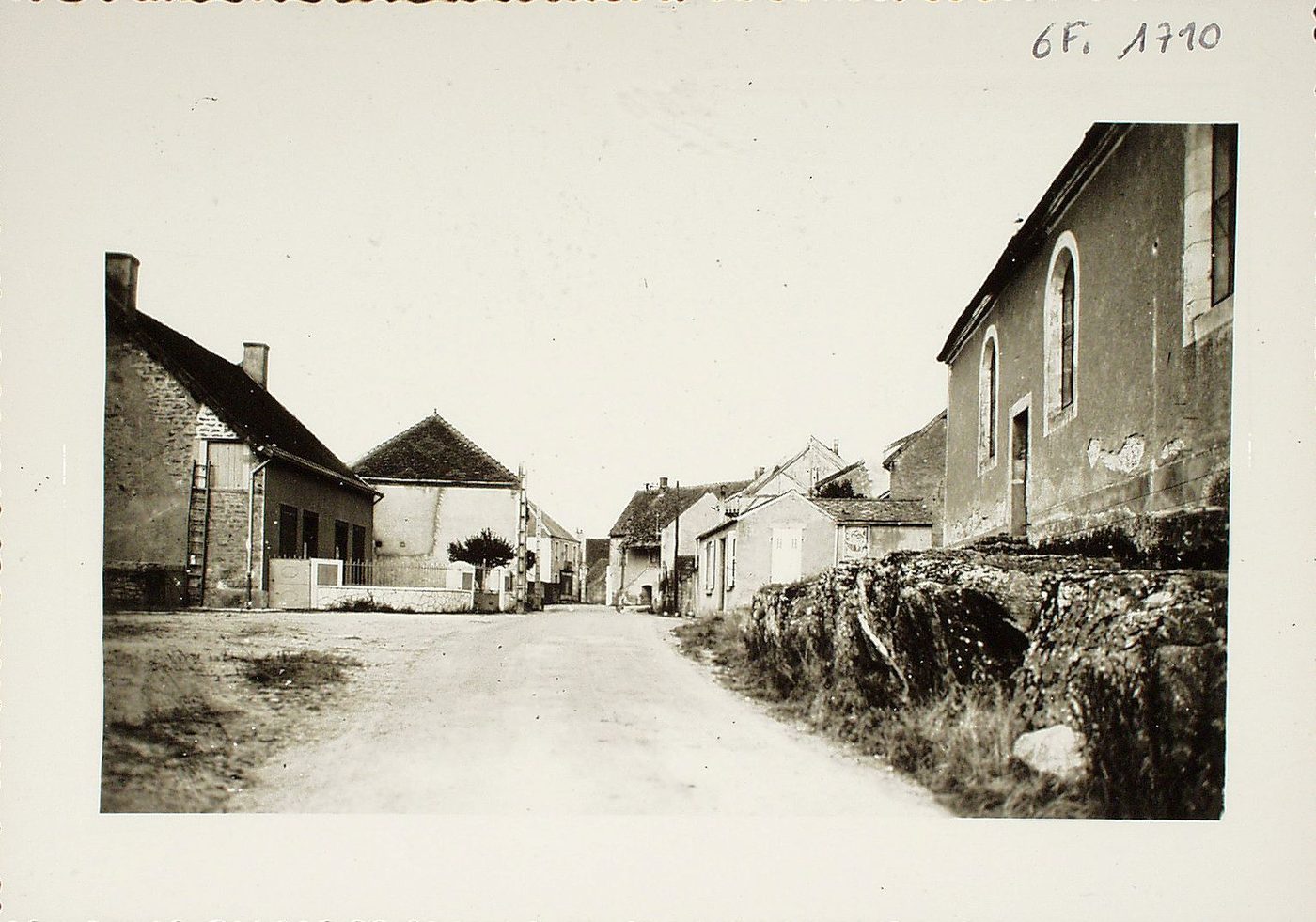 Dracy-lès-Couches. La rue principale et les roches.