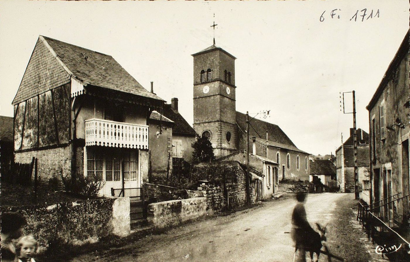 Dracy-lès-Couches. Rue principale et l'église.