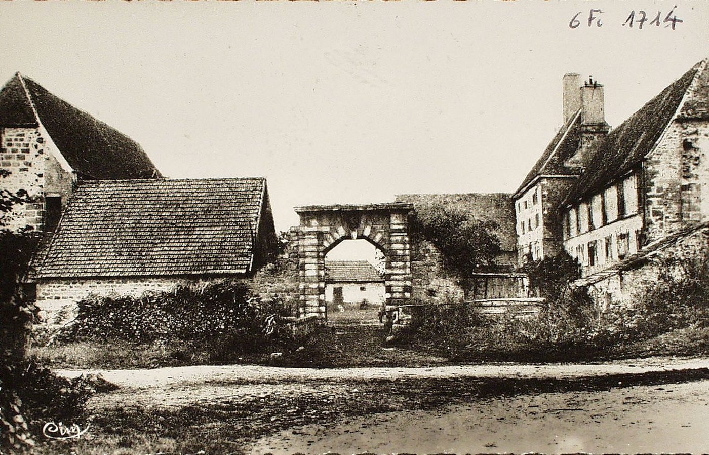 Dracy-Saint-Loup. Le vieux château.