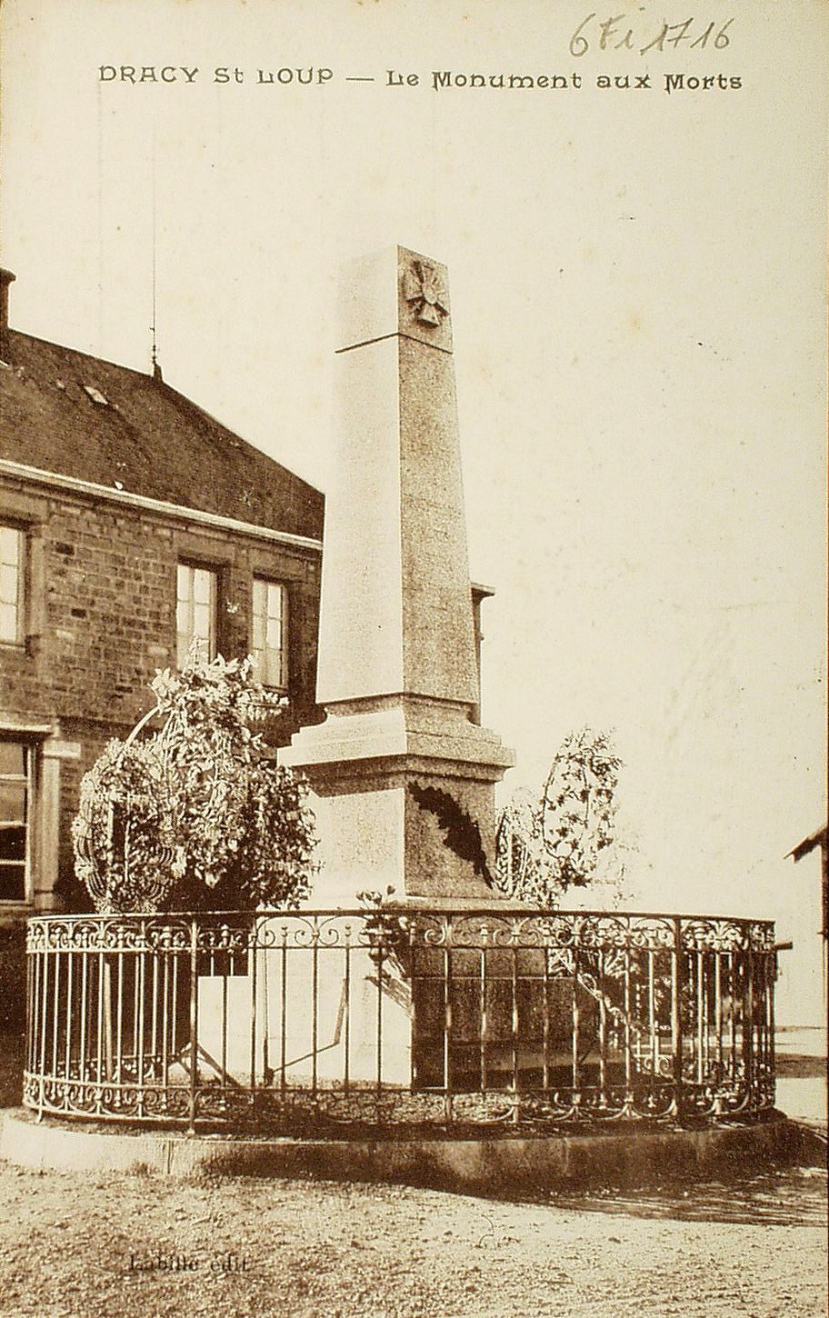 Dracy-Saint-Loup. Le monument aux morts.