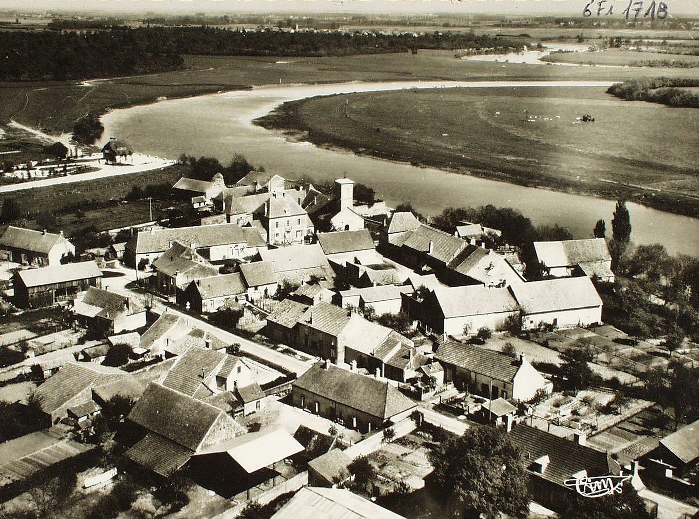 Ecuelles. Vue générale aérienne.