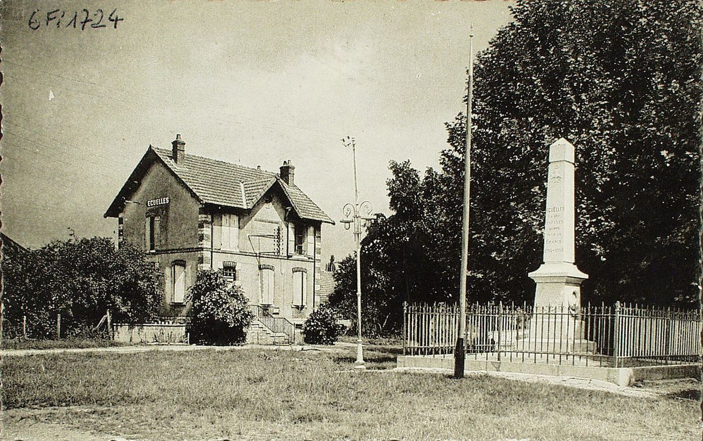 Ecuelles. La poste et le monument aux morts.