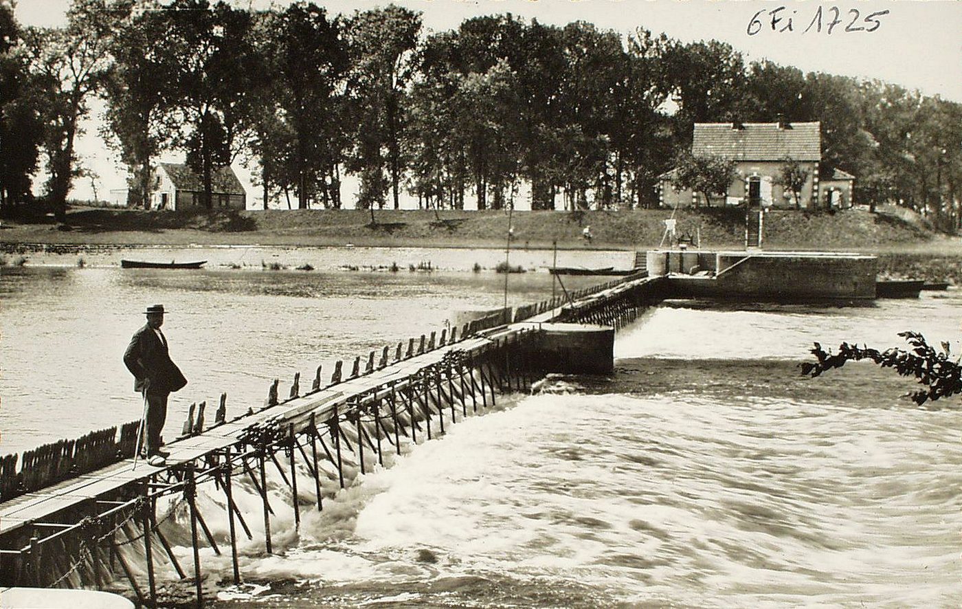 Ecuelles. Le barrage sur la Saône.