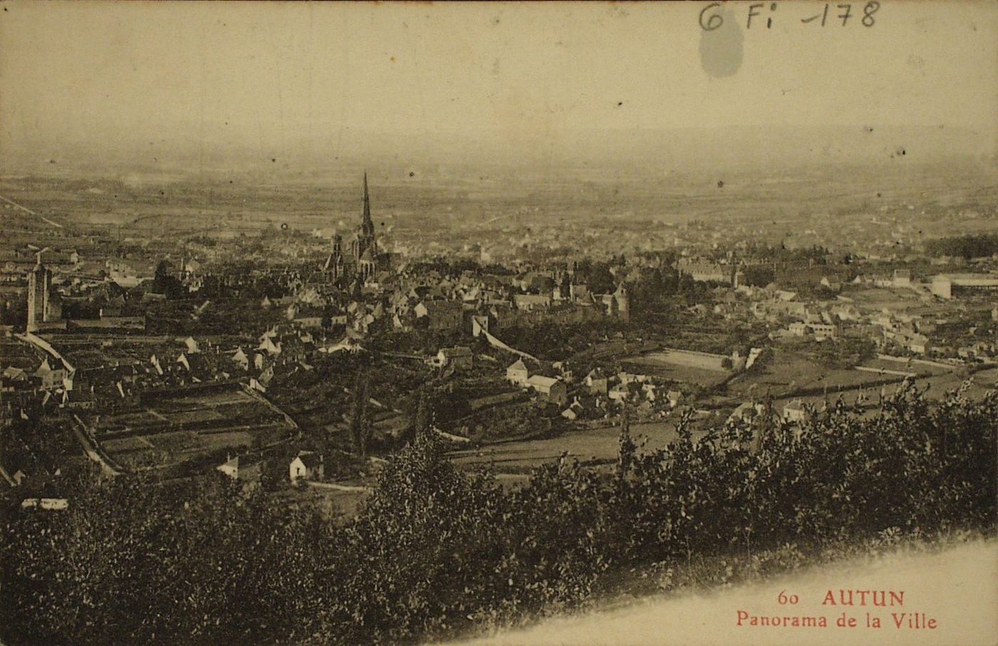 Autun. Panorama de la ville.
