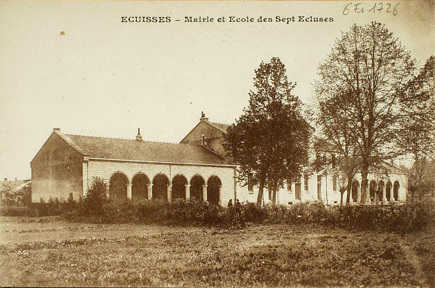 Ecuisses. Mairie et école des Sept Ecluses.