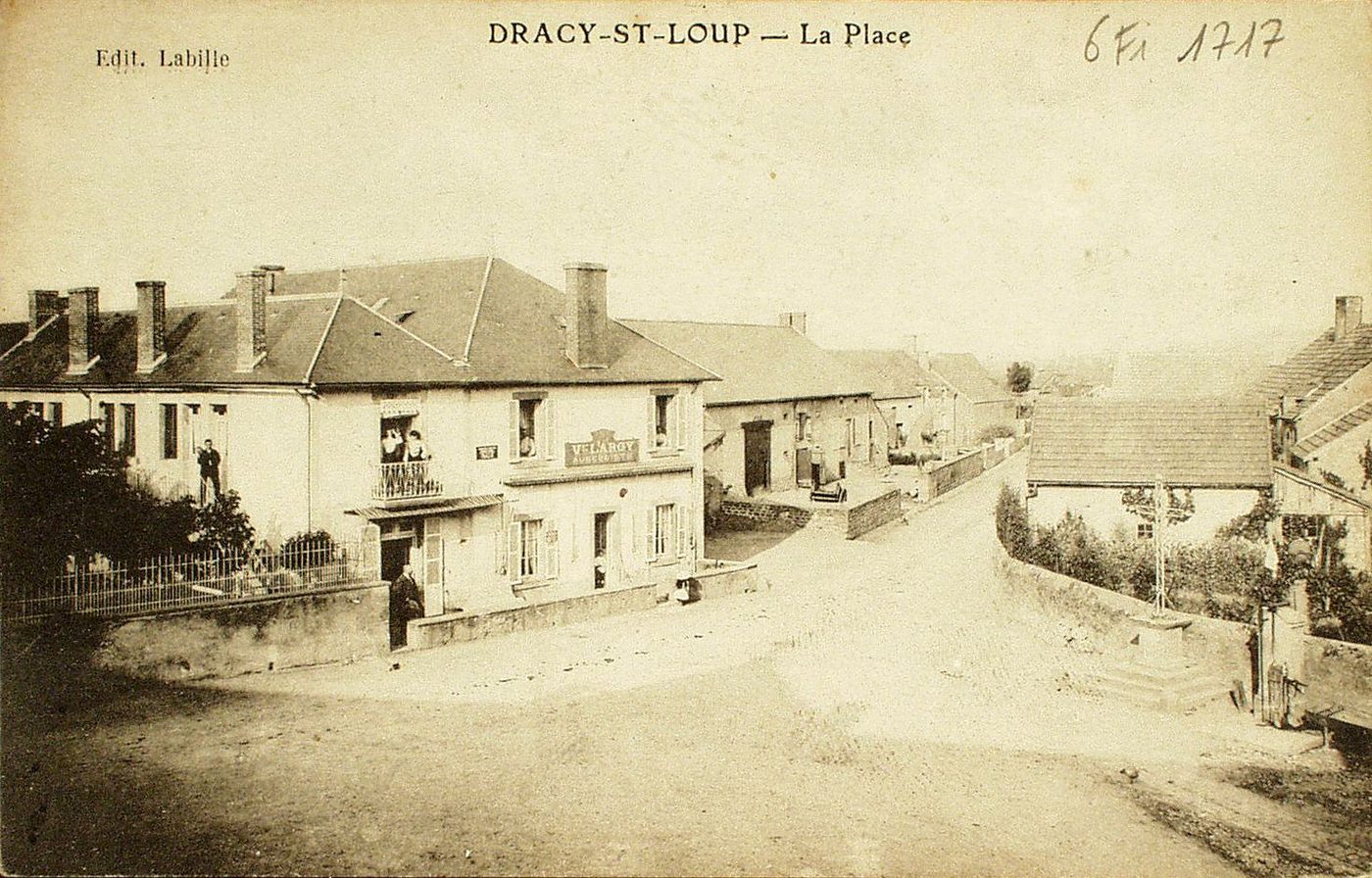 Dracy-Saint-Loup. La place.