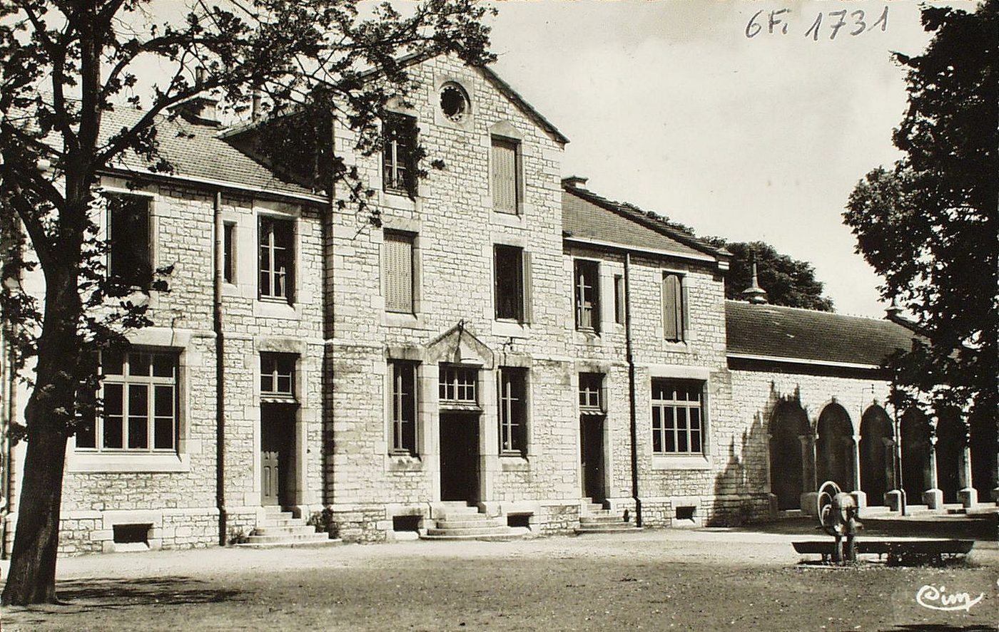 Ecuisses. Mairie et école