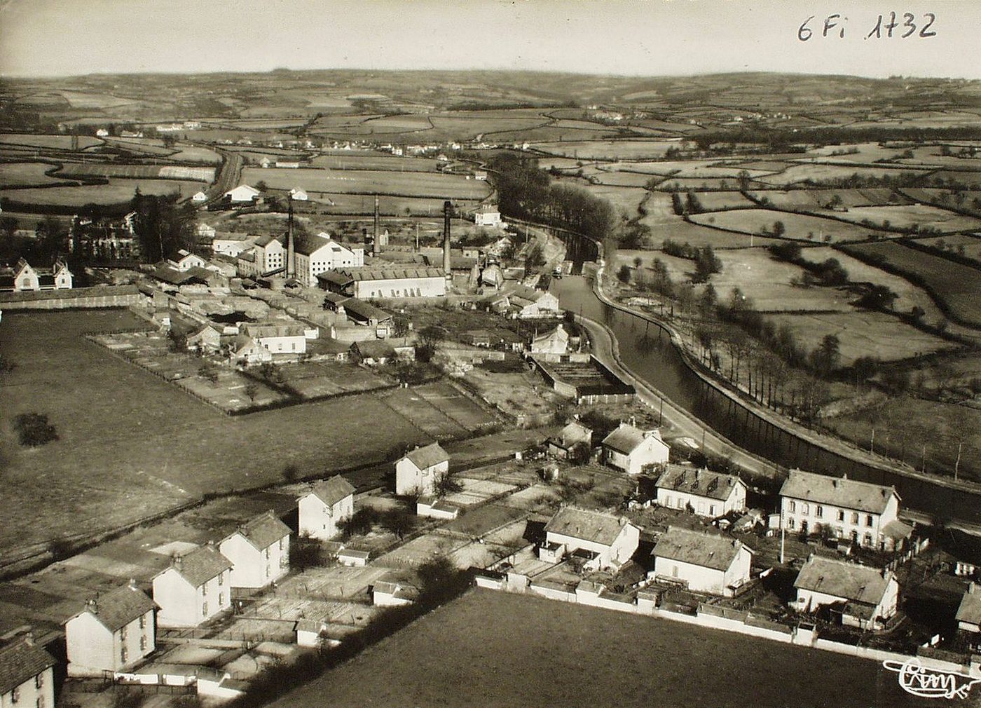 Ecuisses. Vue aérienne. Usine et cité Perusson.