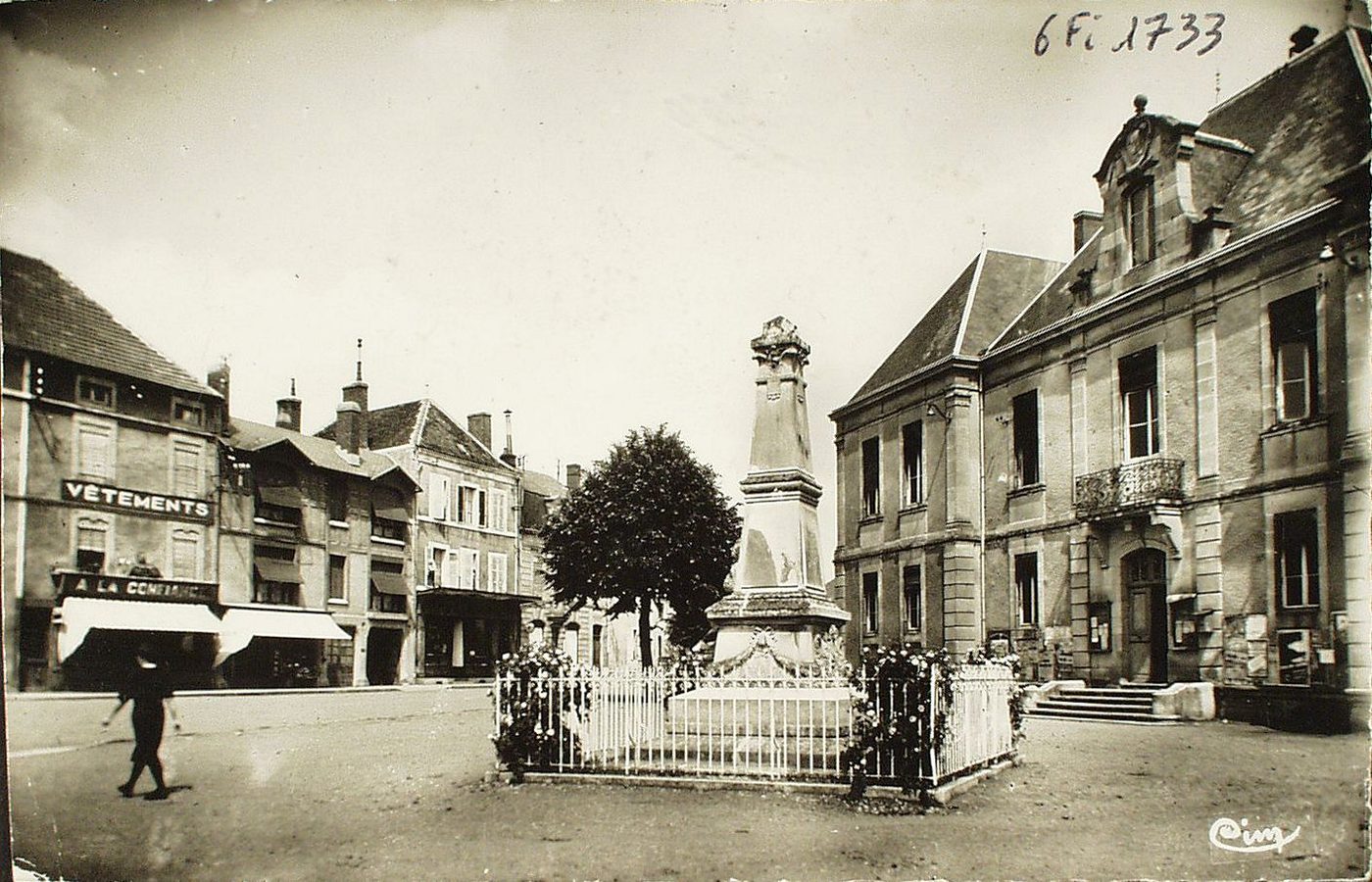 Epinac-les-Mines. Le monument aux morts.