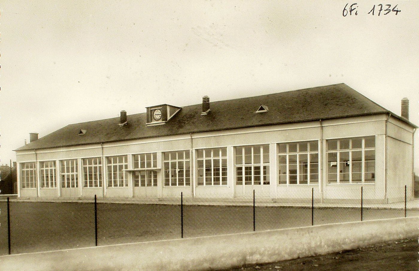 Epinac-les-Mines. La Garenne. Le groupe scolaire de garçons.