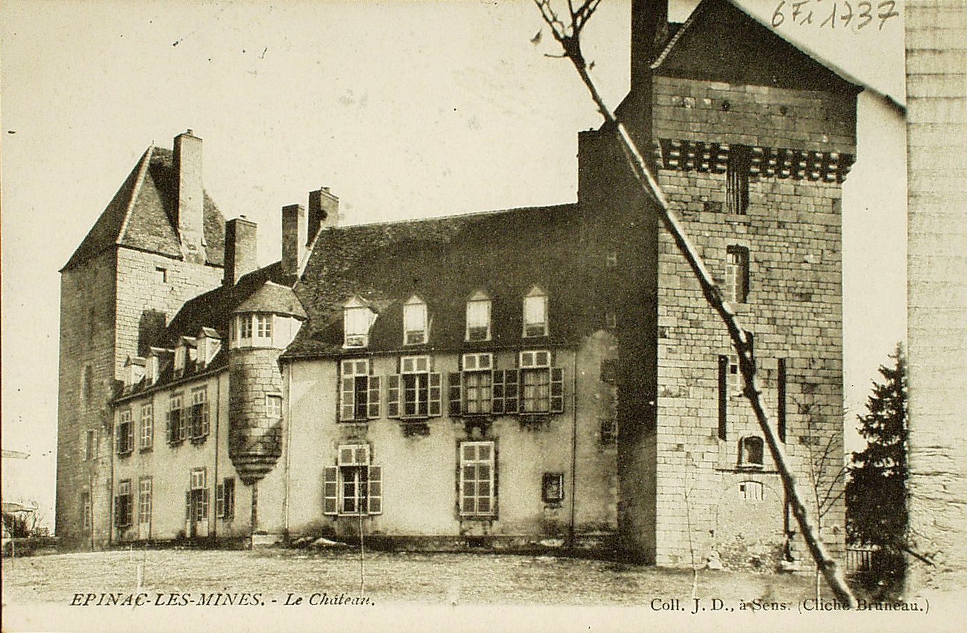 Epinac-les-Mines. Le château.