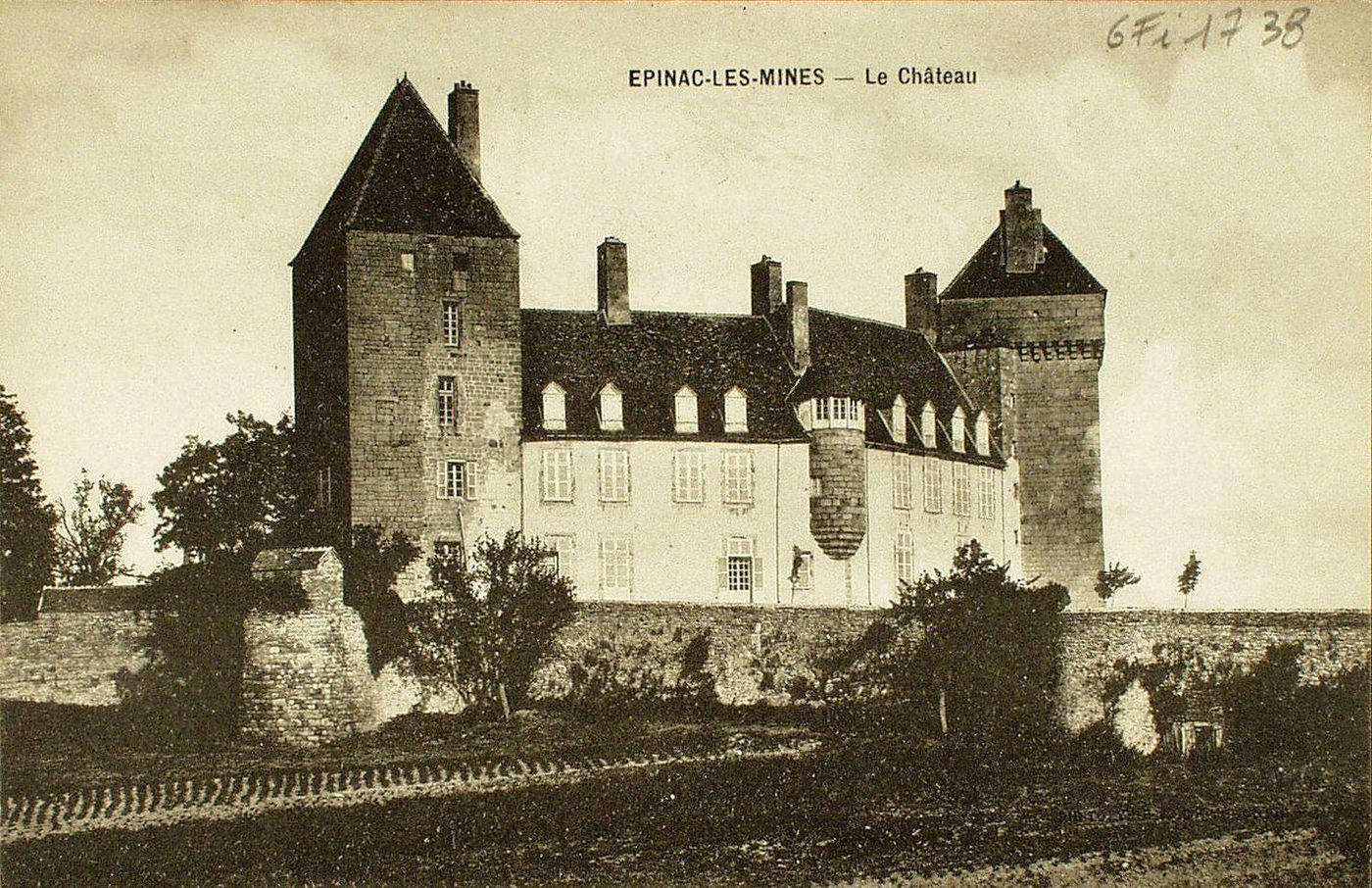 Epinac-les-Mines. Le château.