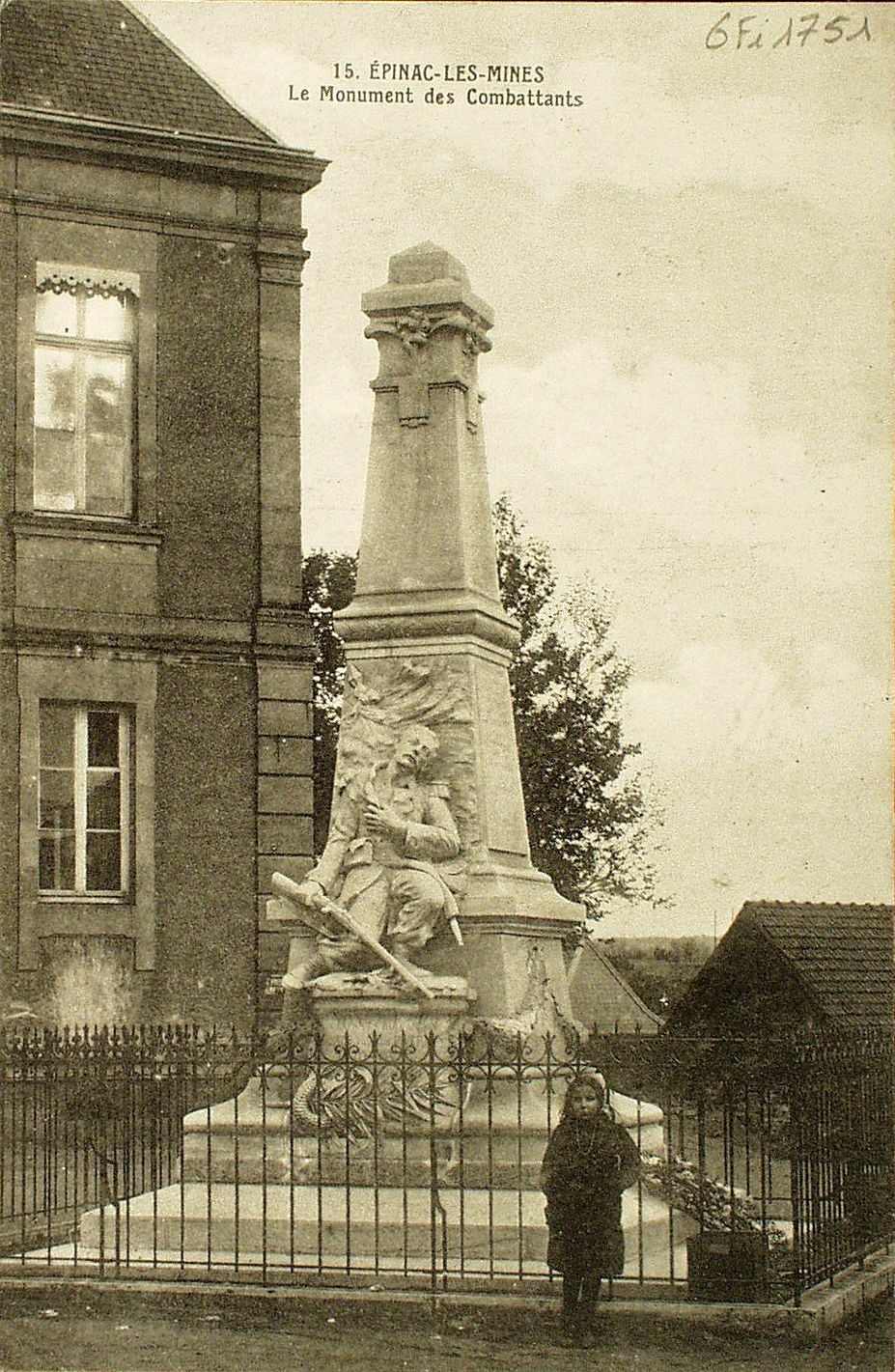 Epinac-les-Mines. Le monument aux combattants.