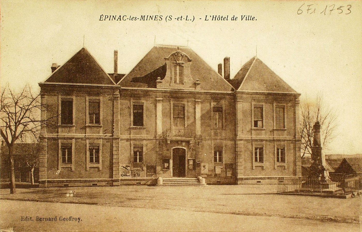 Epinac-les-Mines. L'hôtel de ville.