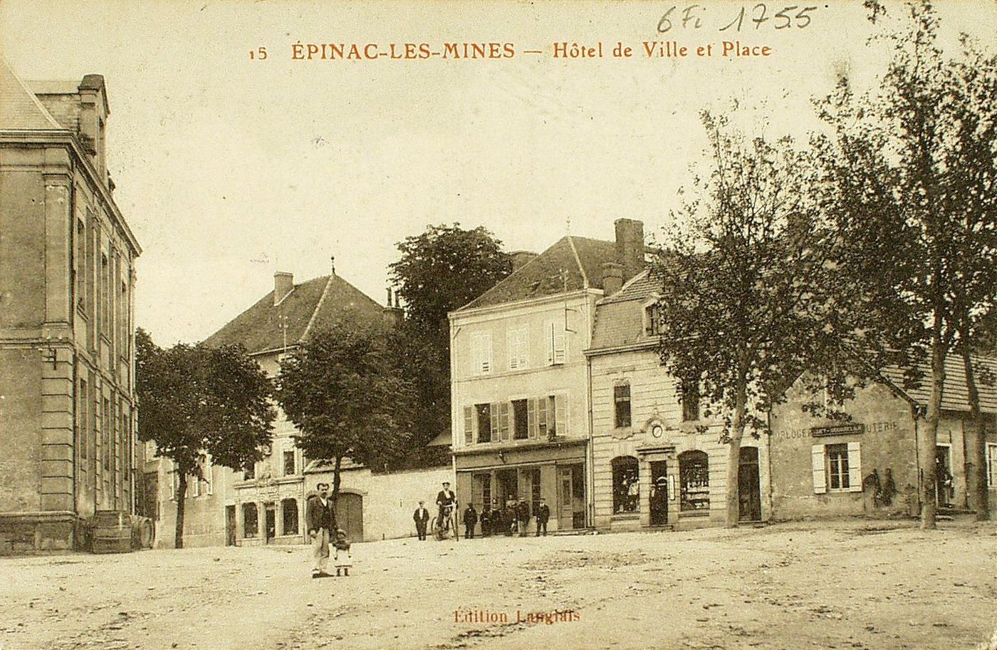 Epinac-les-Mines. Hôtel de ville et place.