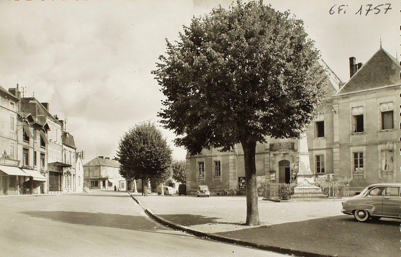 Epinac-les-Mines. Place de l'hôtel de ville.
