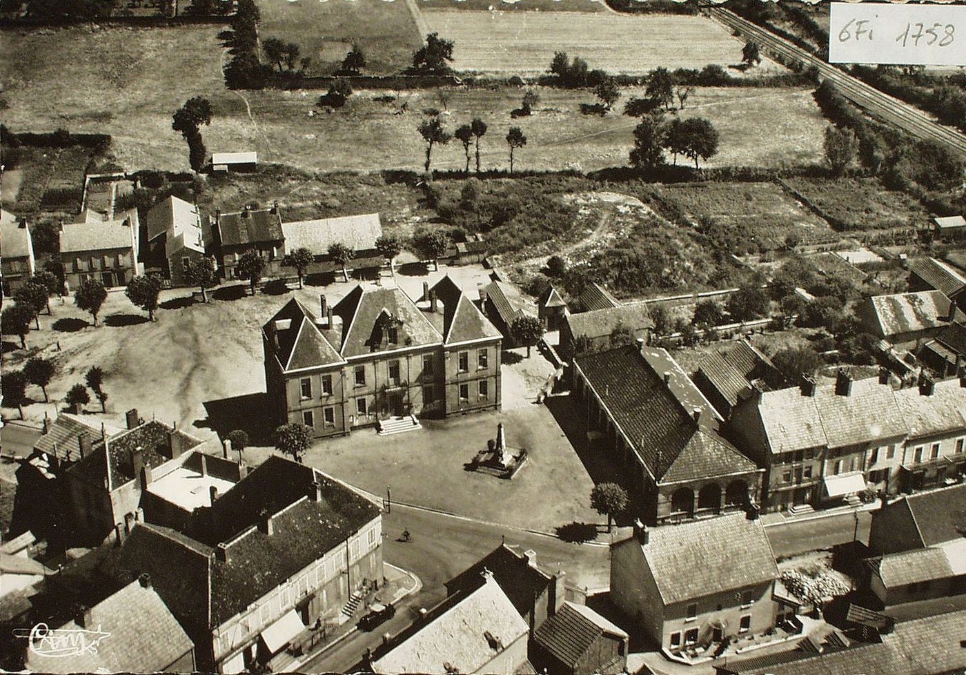 Epinac-les-Mines. Vue aérienne. Quartier de l'hôtel de ville.