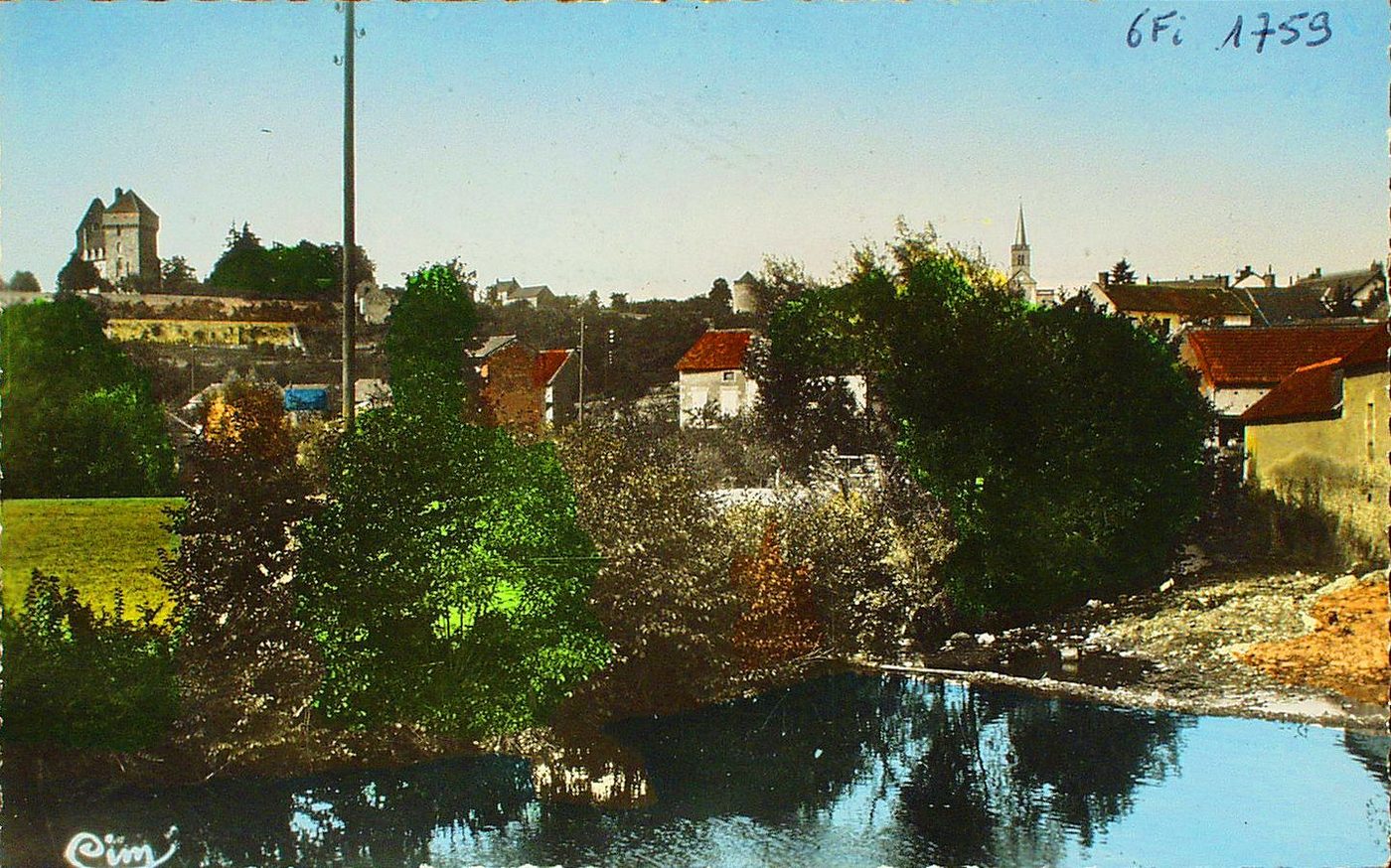 Epinac-les-Mines. Panorama et le château.