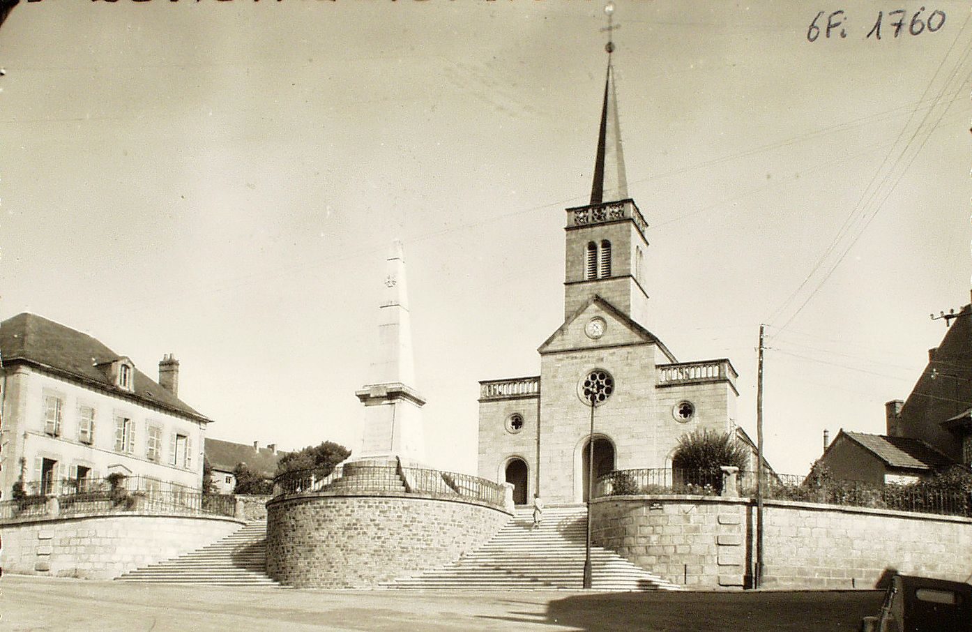 Epinac-les-Mines. L'église et monument 14-18.