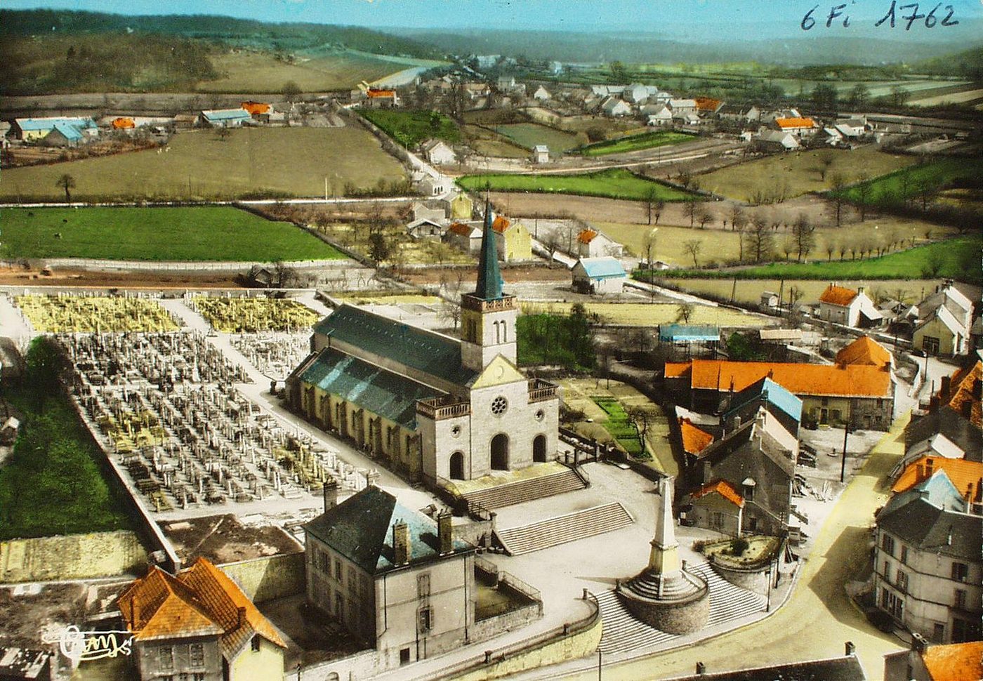 Epinac-les-Mines. Vue aérienne. Quartier de l'église.
