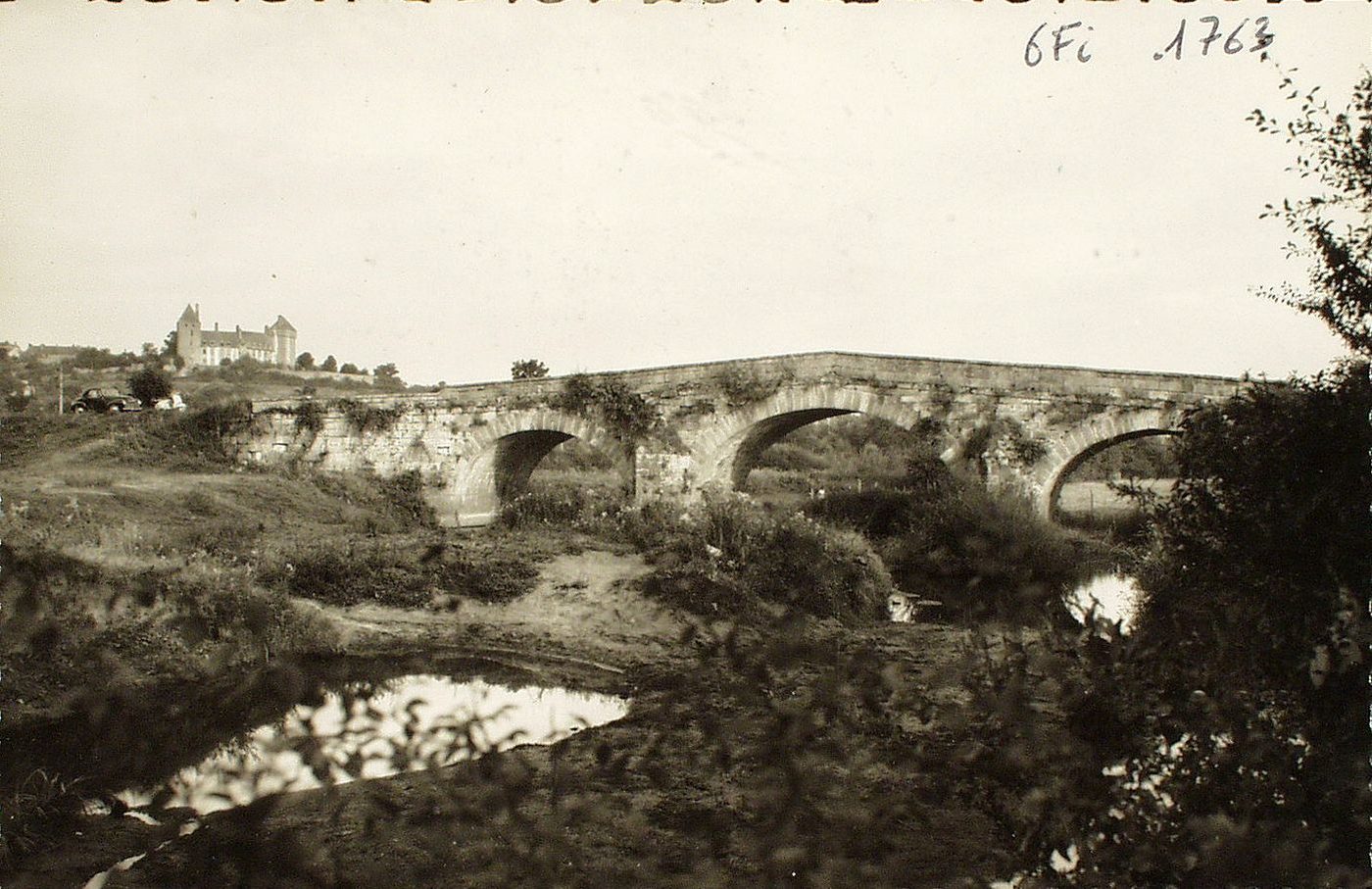 Epinac-les-Mines. Le château et le pont de Dinay.