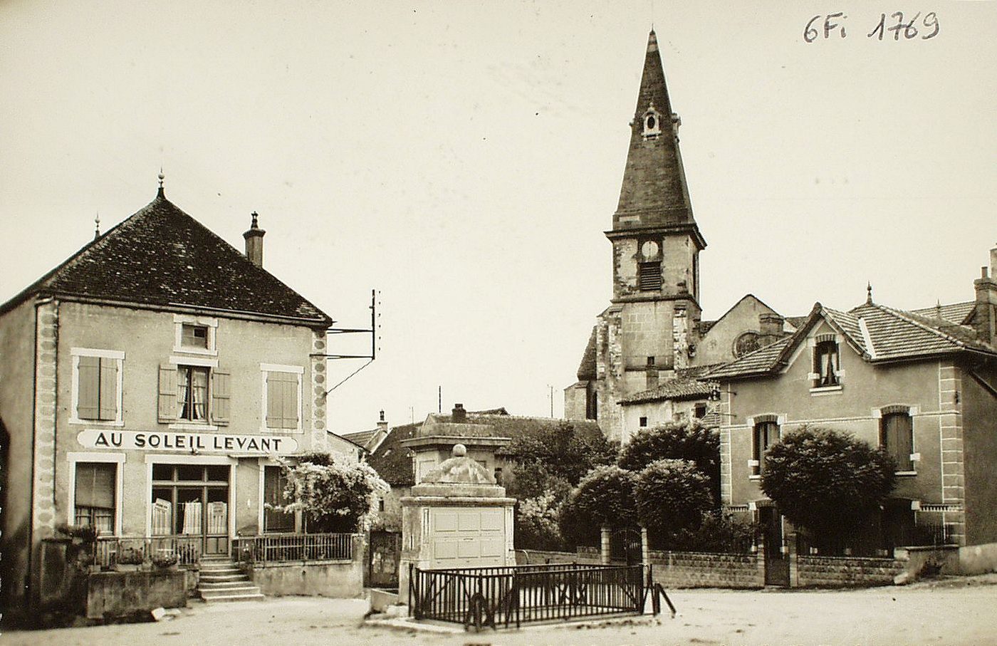 Etrigny. Place de la bascule.