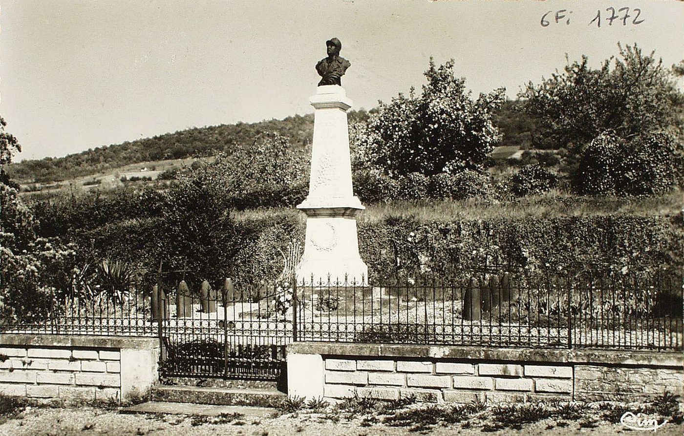 Etrigny. Monument aux morts.