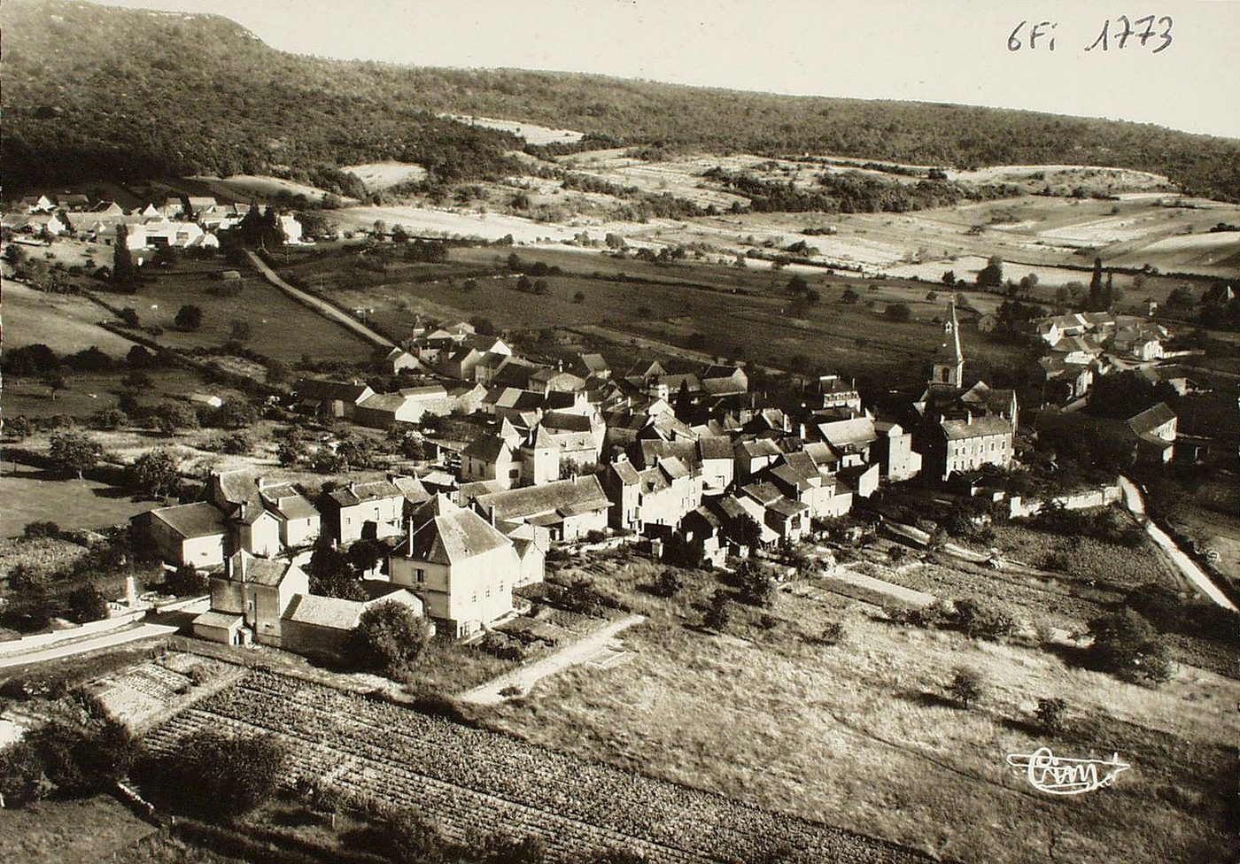 Etrigny. Vue générale aérienne.