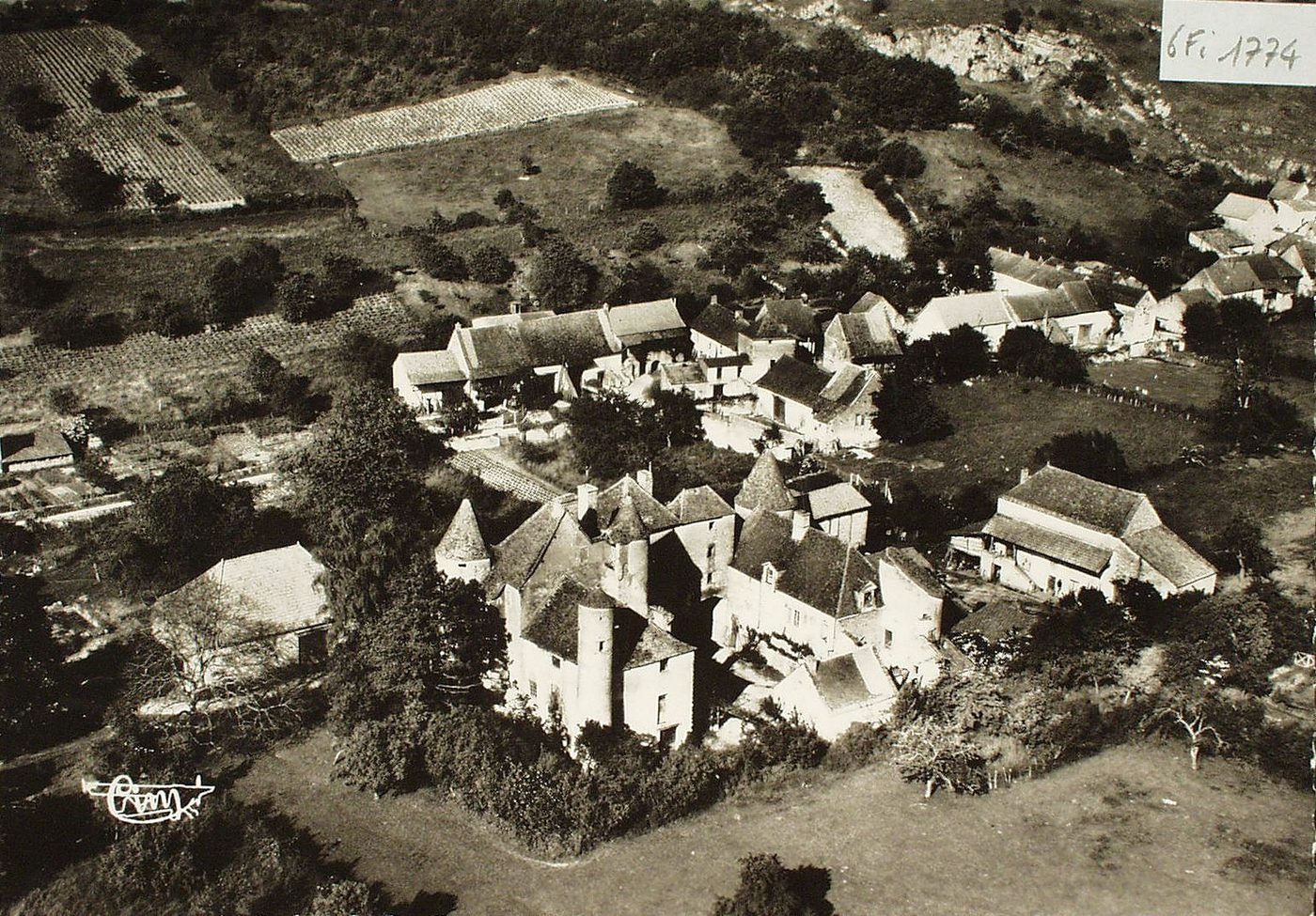 Etrigny. Vue aérienne. Château de Balleure.