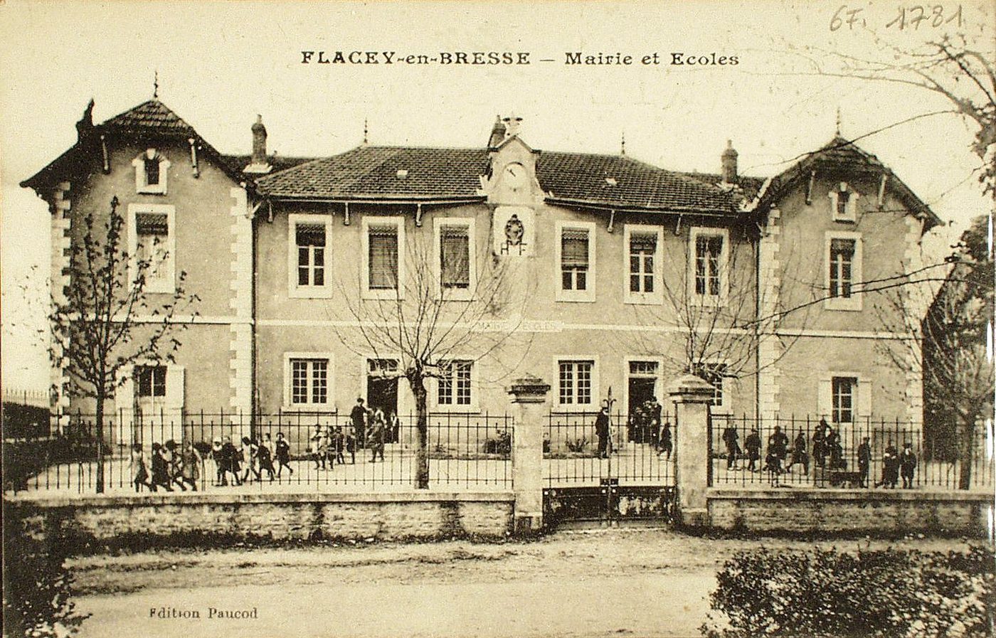 Flacey-en-Bresse. Mairie et écoles.