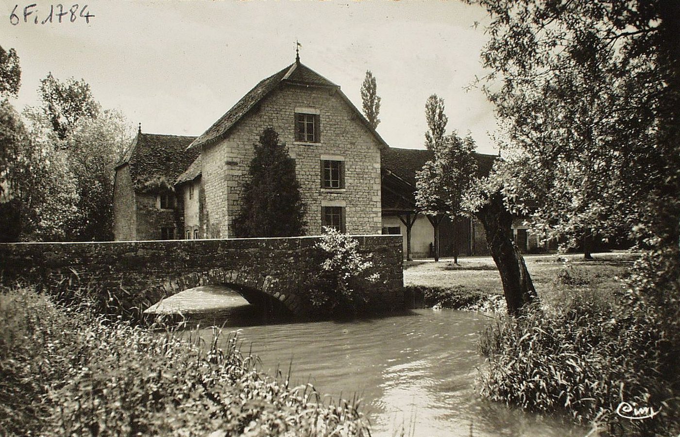 Flacey-en-Bresse. Le moulin.