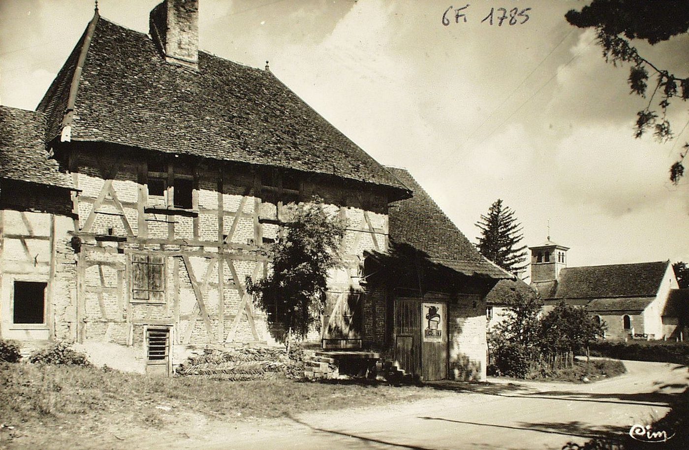 Flacey-en-Bresse. Maison du XVIIe s. et l'église.