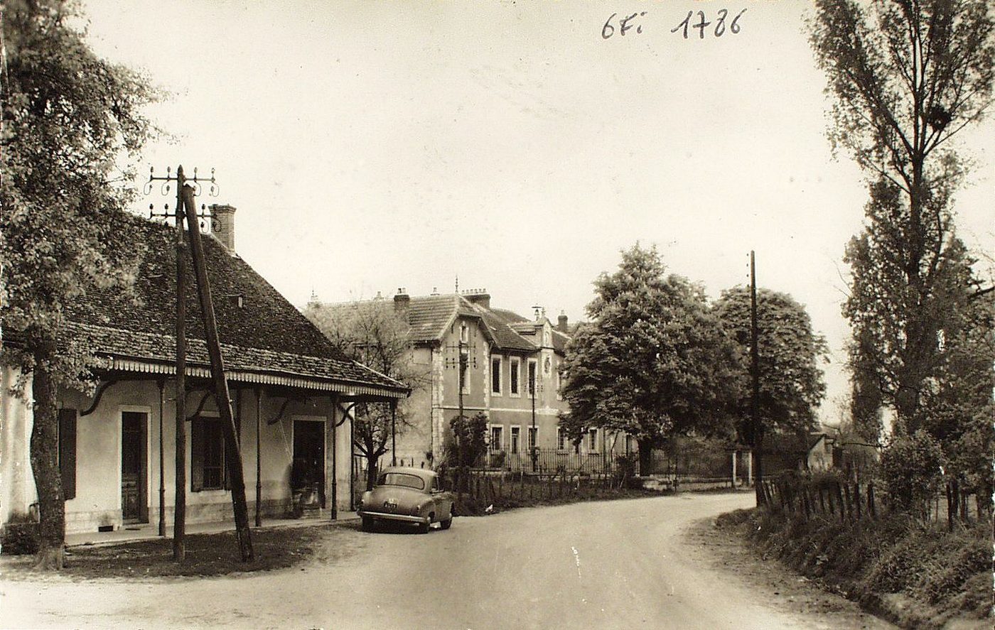 Flacey-en-Bresse. Ecoles et route de Louhans.