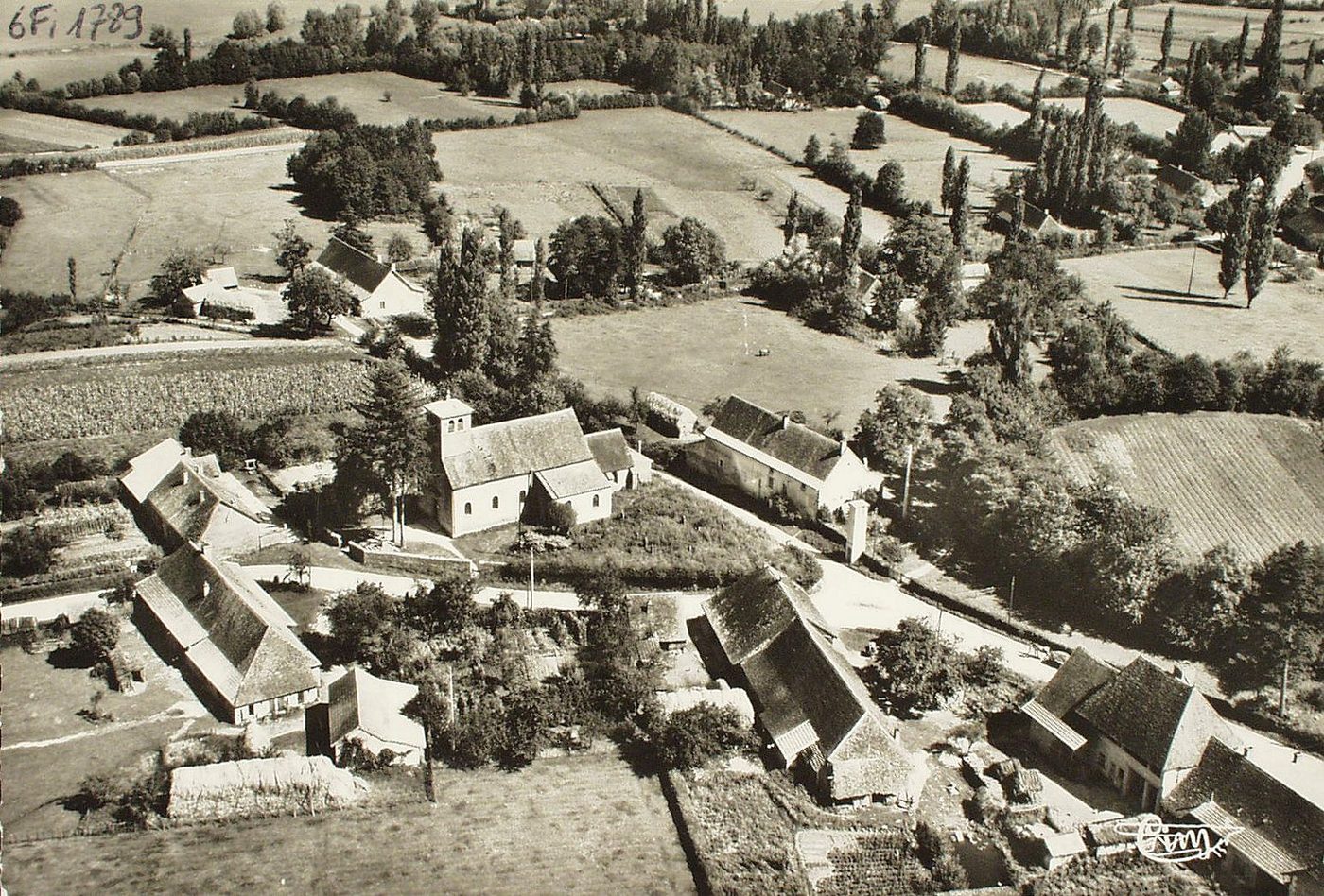 Flacey-en-Bresse. Vue aérienne. Quartier de l'église.