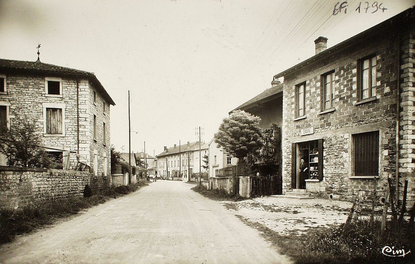 Fleurville. Rue principale et le bureau de tabac.