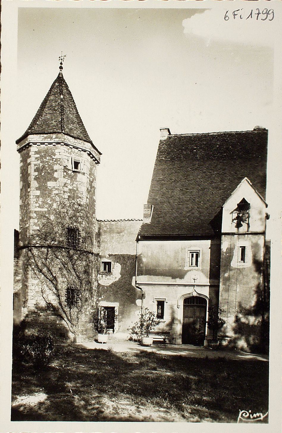 Fleurville. Château de Marigny.