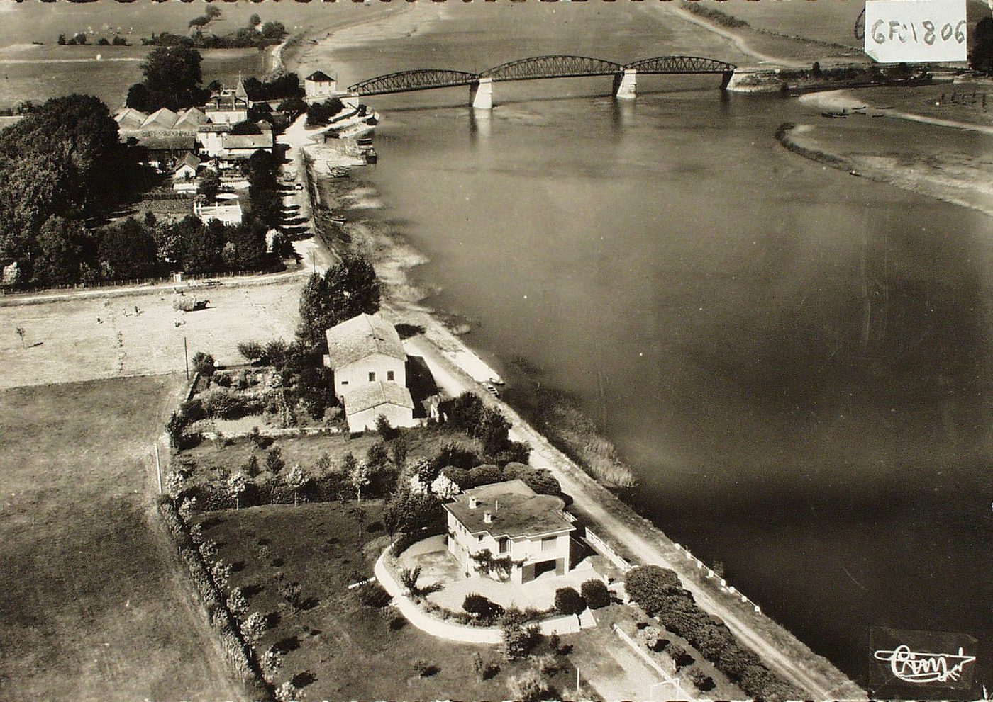 Fleurville. Vue aérienne. La Saône et le pont de Fleurville.