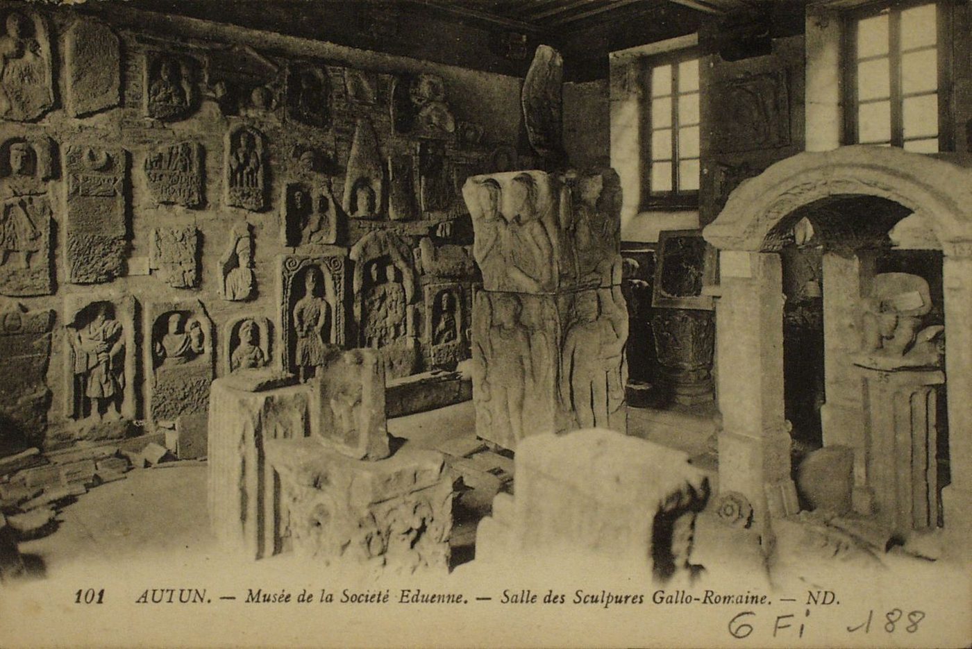 Autun. Musée de la société éduenne. Salle des sculptures gallo-romaine.