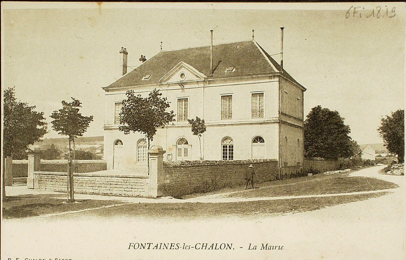 Fontaines-lès-Chalon. La mairie.