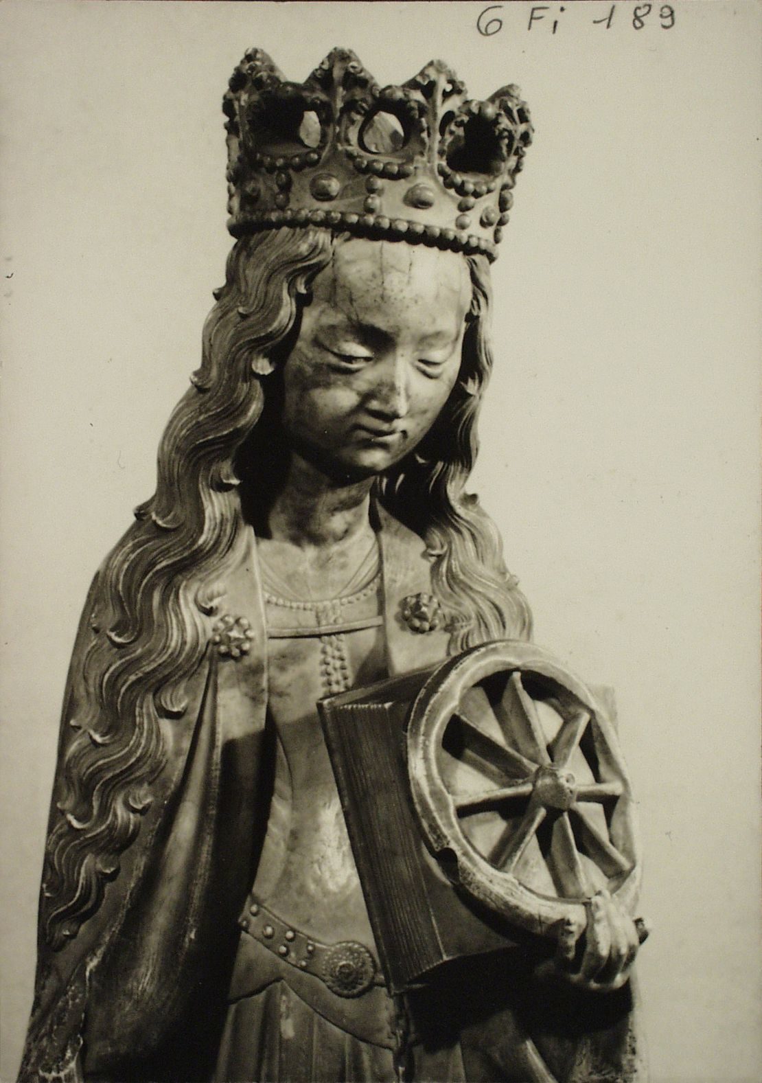 Autun. Musée Rolin. Sainte Catherine. Détail (marbre -XVe s.)