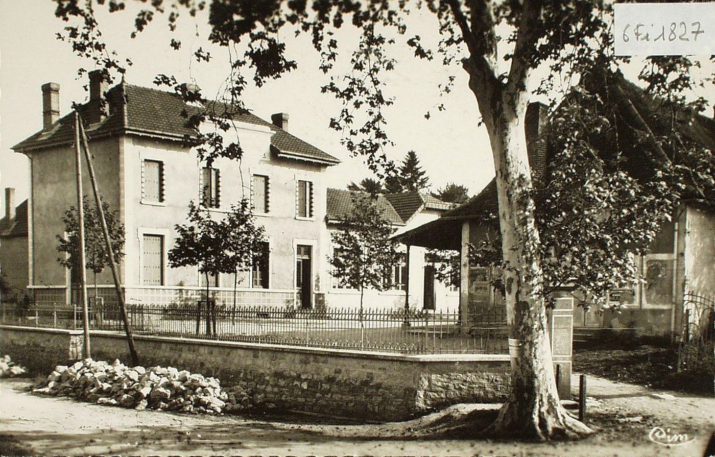 Frangy. Ecoles et mairie.