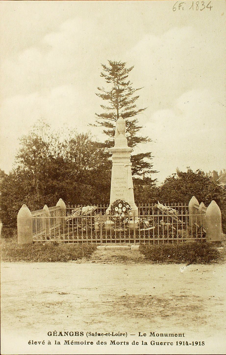 Géanges. Le monument élevé à la mémoire des morts de la guerre 1914-1918.