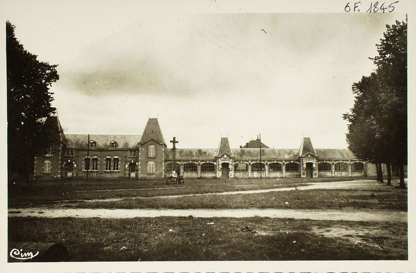 Génélard. Champ de foire et les écoles.