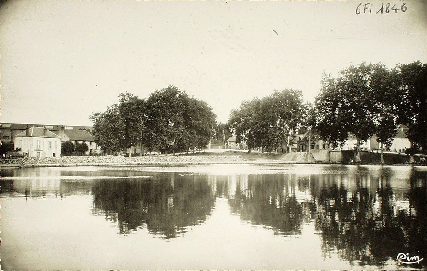 Génelard. Le bassin et vue sur l'usine.
