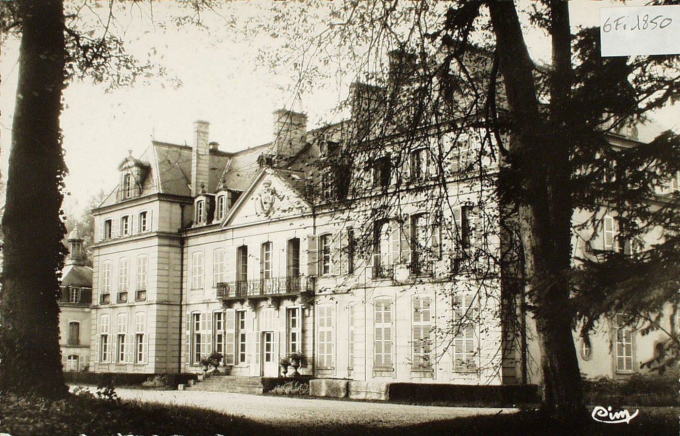 Génélard. Le château.