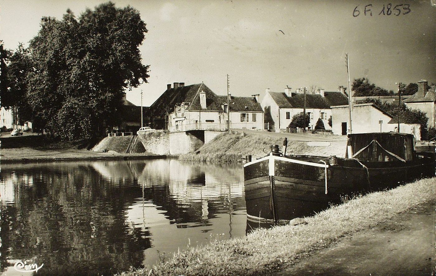 Génélard. Le bassin.