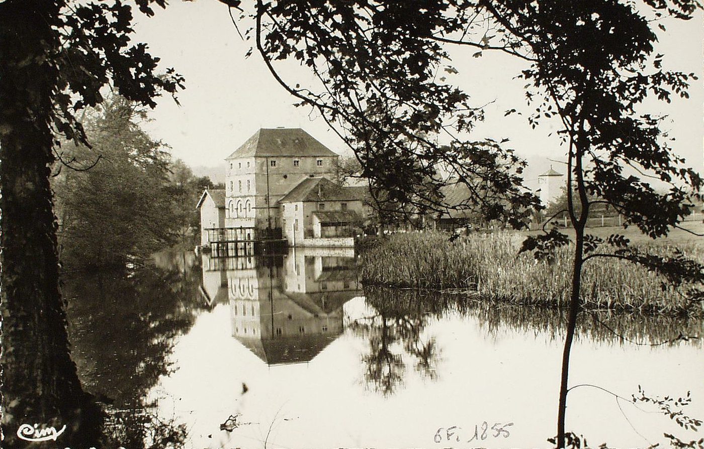 Génélard. Le moulin sur la Bourbince.