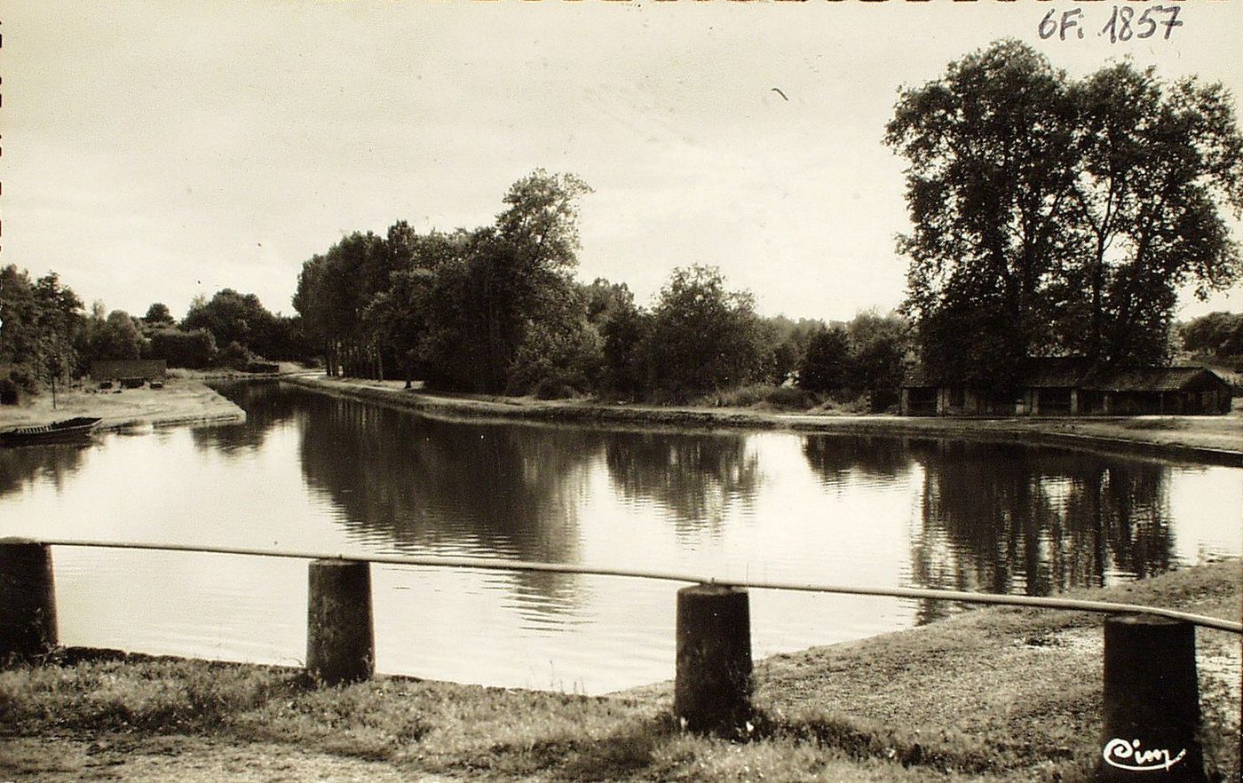 Génélard. Le bassin.